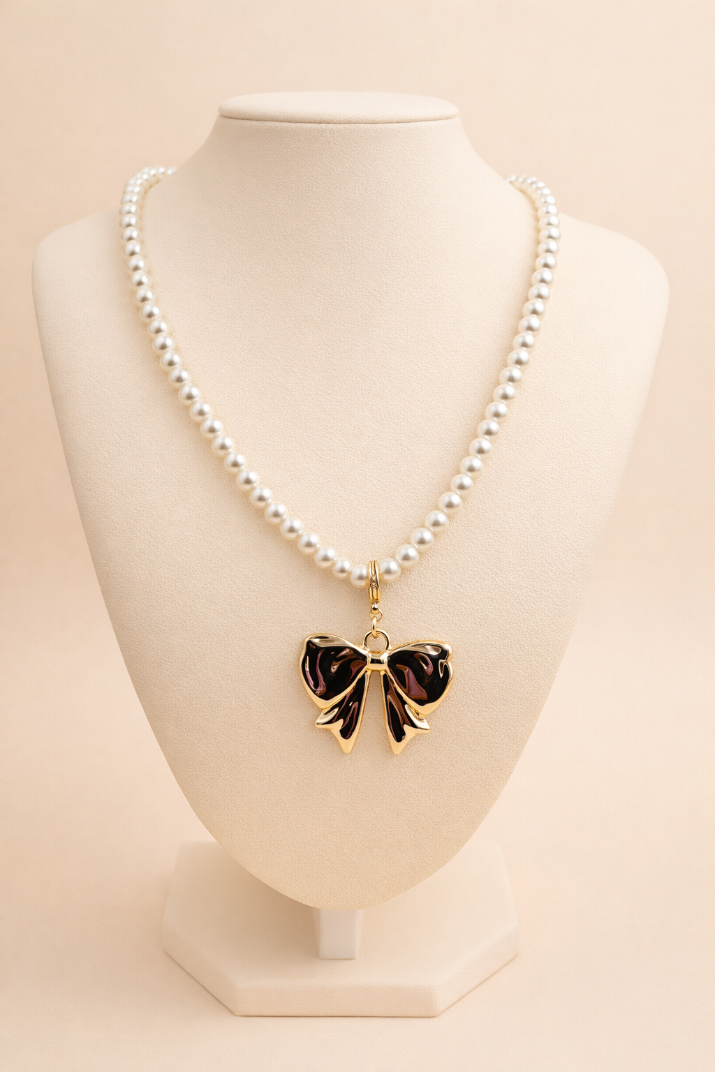 Collar de Perlas con Charm Dorado